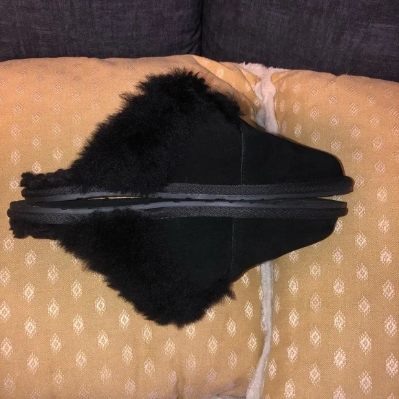 NWOT UGG black fluffy slippers koolaburra - Picture 1 of 7
